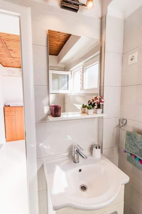 Holiday Home Marina-Renovated House In City Center Рогозница Экстерьер фото